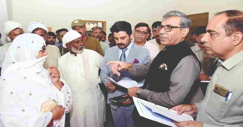 commissioner sahiwal in ac office chichawatni