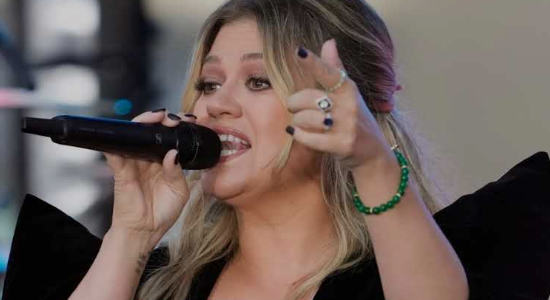 Singer Kelly Clarkson